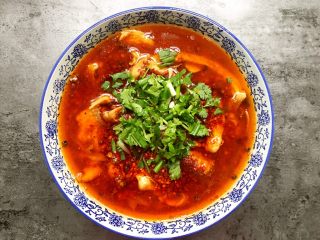 19、川香水煮鱼,摆上香菜小葱就做好了。