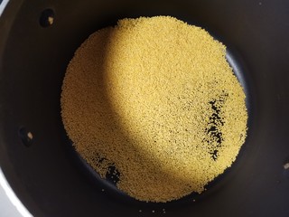 1、鸡蛋小米粥,锅中放小米，淘洗干净。