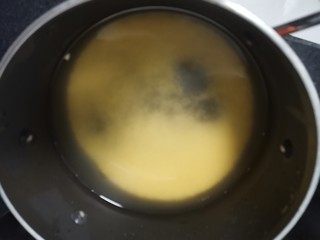 2、鸡蛋小米粥,加入水大火煮开。