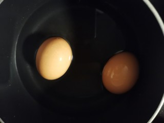 3、鸡蛋小米粥,另起锅煮两颗鸡蛋。
