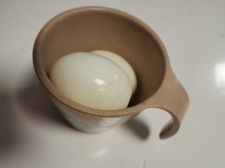 4、鸡蛋小米粥,鸡蛋煮一小会儿后，凉水过一下，然后把鸡蛋皮剥掉。