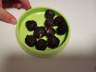 5、鸡蛋小米粥,剥几颗桂圆干