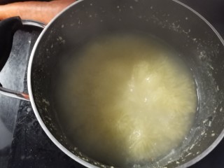 7、鸡蛋小米粥,放入桂圆