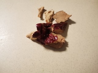 8、鸡蛋小米粥,红枣切碎。