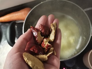 9、鸡蛋小米粥,放入红枣。