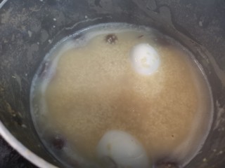 10、鸡蛋小米粥,中小火慢熬。