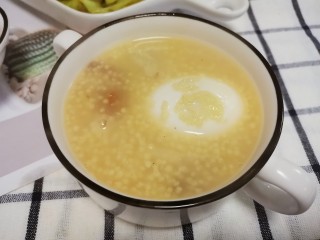 11、鸡蛋小米粥,待粥粘稠之后，便可以了。