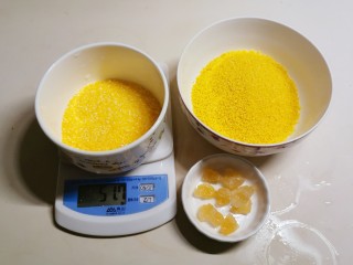 1、苹果小米粥,首先给食材称重