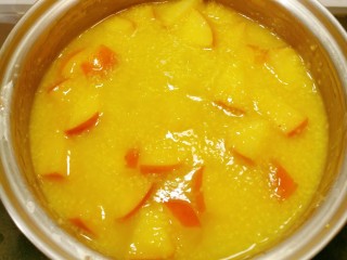 14、苹果小米粥,搅拌至冰糖融化 苹果煮软