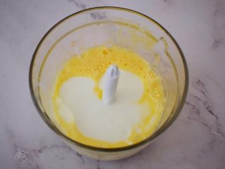 4、酸奶蔓越莓糕,加入酸奶