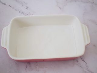 8、酸奶蔓越莓糕,容器铺上油纸，四周刷上油
