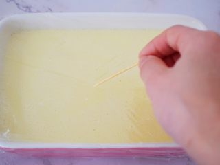11、酸奶蔓越莓糕,盖上保鲜膜，用牙签在保鲜膜表面扎几个小洞