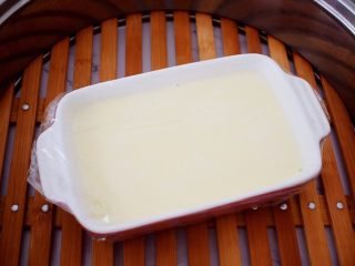 12、酸奶蔓越莓糕,放入烧开水的蒸锅，大火蒸20分钟，蒸好放凉后脱模再切块