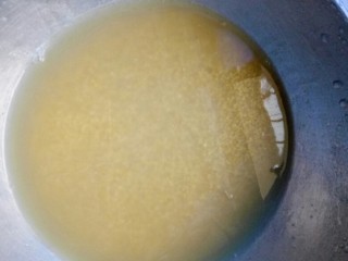 1、【养生粥】小米红枣枸杞粥,锅里加入清水开始加热。烧水的时间先将小米淘洗后再加点清水浸泡一小会（水量不要太多，刚刚没过小米就可以）