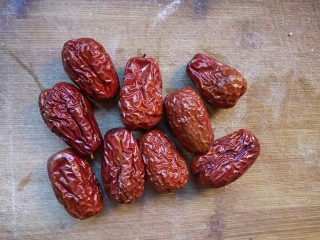 2、【养生粥】小米红枣枸杞粥,几颗红枣清洗干净