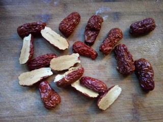 3、【养生粥】小米红枣枸杞粥,对半切开，取出枣核，然后将红枣和小米一起倒入烧开水的锅里煮