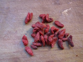 4、【养生粥】小米红枣枸杞粥,待锅里煮开后，再煮十分钟，放入枸杞