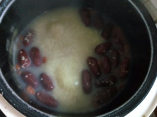 6、【养生粥】小米红枣枸杞粥,我是拿电饭锅煮的，熬了一大锅，够一家人吃了