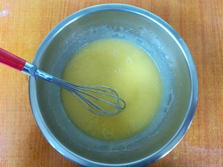 4、法式昆布芝麻酥饼,乳化至浓稠状态。