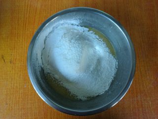 6、法式昆布芝麻酥饼,筛入低筋粉。