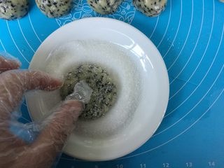 10、法式昆布芝麻酥饼,按扁,两面均沾上粗砂糖。