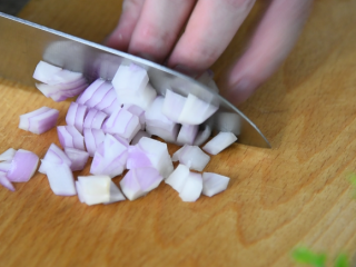 1、老醋花生这样做、酸甜适口又酥脆、简单好学,洋葱切丁