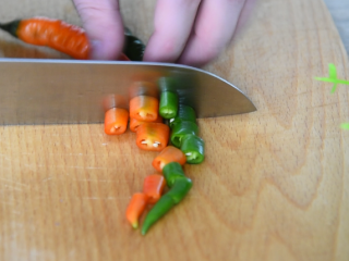 2、老醋花生这样做、酸甜适口又酥脆、简单好学,青、红辣椒切圈