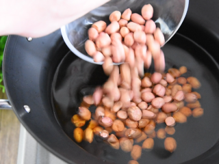 4、老醋花生这样做、酸甜适口又酥脆、简单好学,冷油下花生米