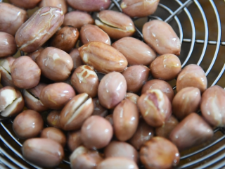 6、老醋花生这样做、酸甜适口又酥脆、简单好学,听到花生炸响、点裂、变色，控油捞出