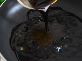 7、老醋花生这样做、酸甜适口又酥脆、简单好学,锅中倒入调料汁