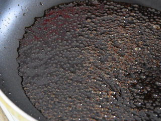 8、老醋花生这样做、酸甜适口又酥脆、简单好学,大火炒至酱汁冒泡、粘稠，关火