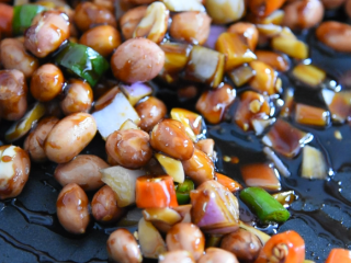 10、老醋花生这样做、酸甜适口又酥脆、简单好学,翻炒均匀，盛出