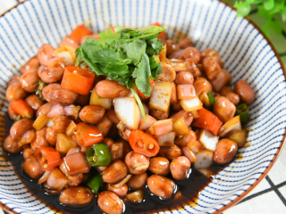 11、老醋花生这样做、酸甜适口又酥脆、简单好学,再用少许香菜点缀即可