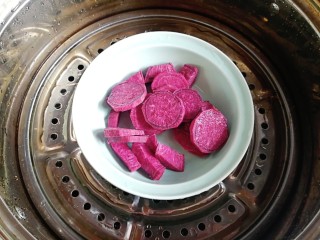 2、奶香紫薯烤燕麦,紫薯去皮切片上锅蒸