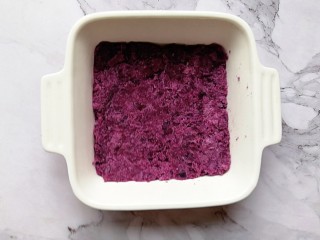 4、奶香紫薯烤燕麦,取一个烤碗，把紫薯泥平铺在烤碗里