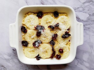 8、奶香紫薯烤燕麦,放上切片的香蕉，撒上适量的蔓越莓，这边我还撒了一点椰蓉