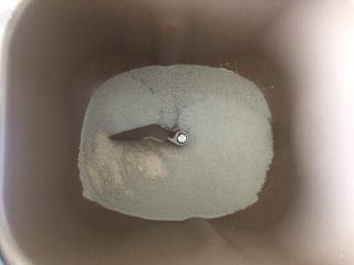 2、佛系养生黑芝麻辫子面包,第二步：将酵母均匀的撒入水中