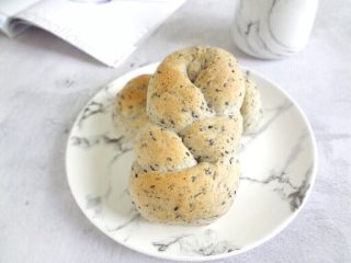 23、佛系养生黑芝麻辫子面包,成品图