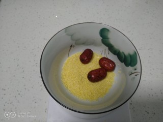 2、小米蔓菁粥,放入红枣