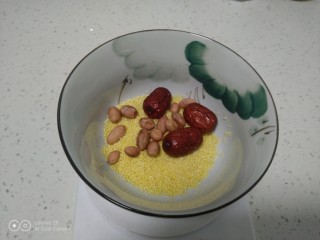 3、小米蔓菁粥,放入花生