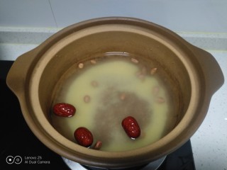 7、小米蔓菁粥,锅中放入清水，放入小米、红枣、花生