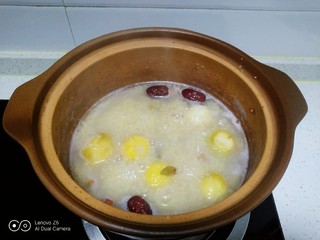 11、小米蔓菁粥,放入葡萄干再煮2分钟