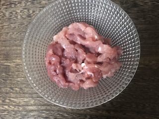 1、咸菜肉丝面疙瘩,猪肉切成丝