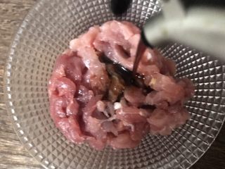 3、咸菜肉丝面疙瘩,加一点生抽