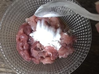 4、咸菜肉丝面疙瘩,加小半勺淀粉，搅拌均匀腌制15分钟