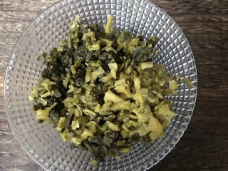 6、咸菜肉丝面疙瘩,切成末