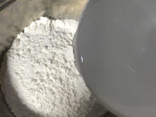 9、咸菜肉丝面疙瘩,将水倒入面粉