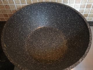 11、咸菜肉丝面疙瘩,锅中倒入适量油烧热