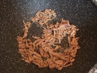12、咸菜肉丝面疙瘩,倒入肉丝炒至变色，盛出