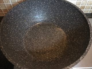 13、咸菜肉丝面疙瘩,锅中再到适量油